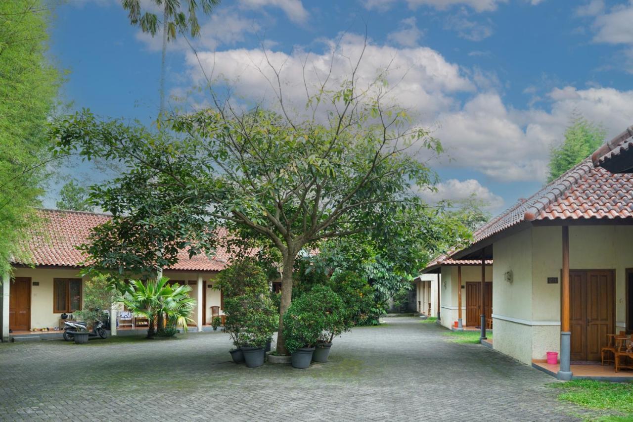 Front One Resort Indraloka Temanggung Eksteriør billede